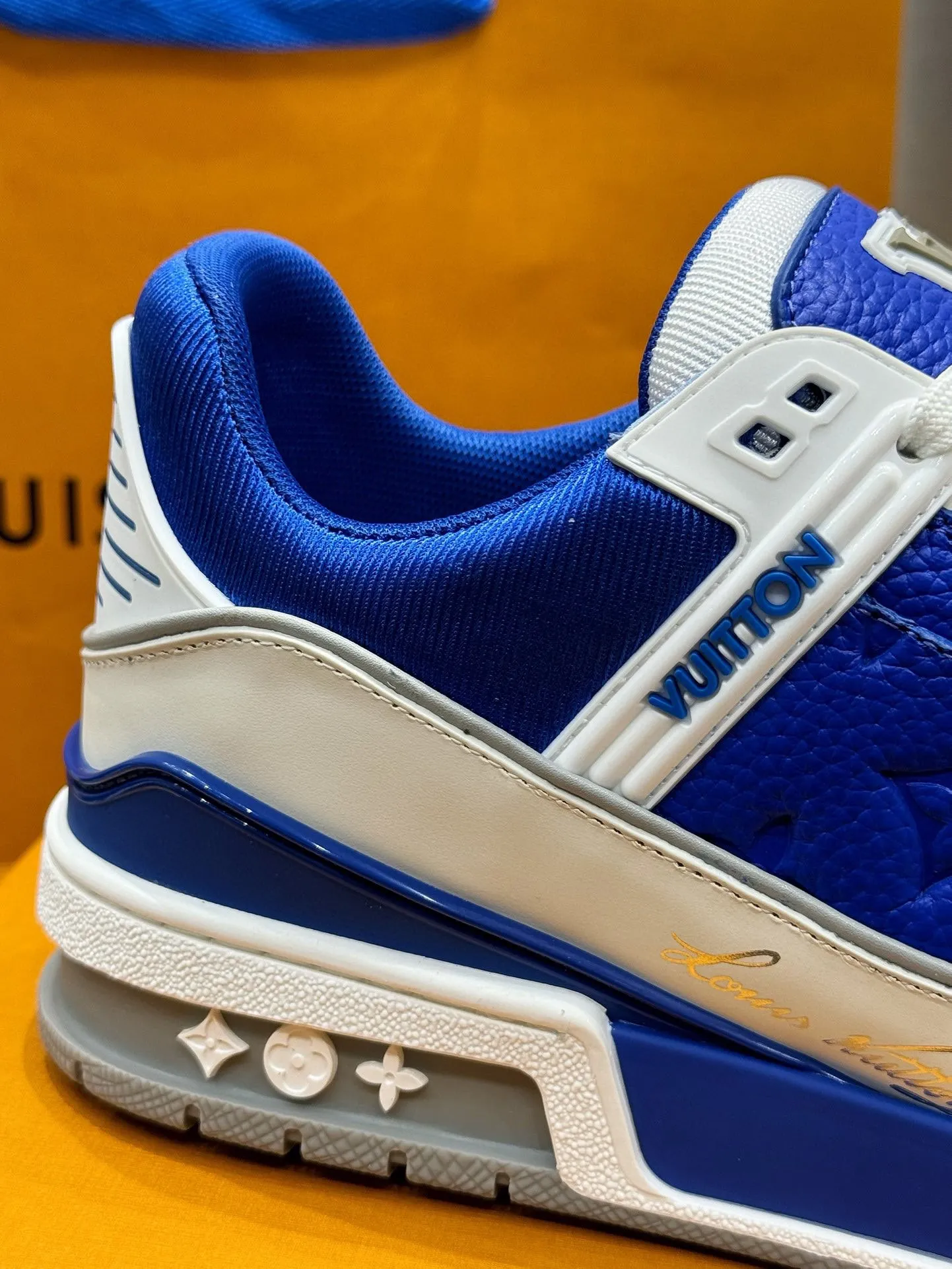 👟👟Ex-factory price 740👟👟 LOUIS VUITTON - the best-looking sneakers by Virgin Abloh, Lv Brand strongly recommends new products, official website limited edition retro basketball sneakers! Both high-top and low-top models spent money to purchase the original 1:1 accurate replica, the details are invincible, full of sincerity, imported custom-made original cowhide, the original package method is the same, the details are 100% restored, the private model customizes the original one-piece TPU outsole, which is different from other brands, without the original version, this effect cannot be achieved! LV’s best-looking couple shoes in the past, don’t miss it! Size: 35-45
